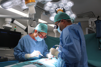 La dificultat de la tècnica, nova a l'hospital, requereix el treball conjunt d'especialistes de neurocirurgia i cirurgia vascular.