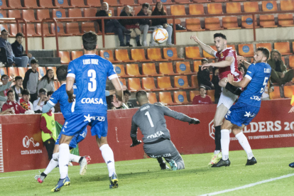 Albarrán també va tenir la seva ocasió per marcar, però un defensa va desviar el globus a Perales.