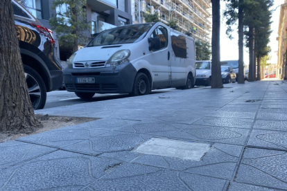 Imagen de una boca de riego tapada con mortero en la calle de Manuel de Falla, junto a Torres Jordi.