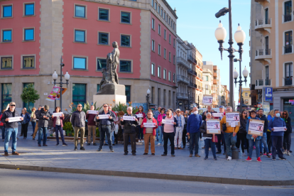 Els manifestants es van aplegar al voltant de l'estàtua dels Despullats, a la Rambla Nova.