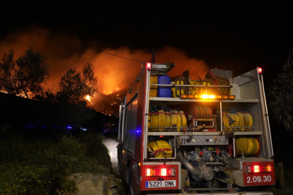 Imatge de Bomber al lloc de l'incendi.