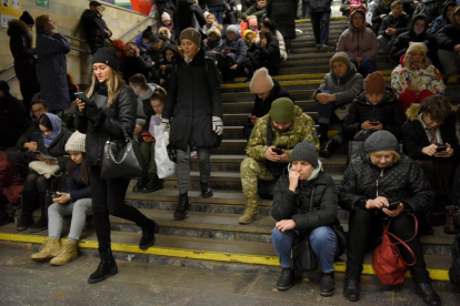 Els residents es refugien dins una estació de metro durant una alerta d'atac aeri a Kíev.