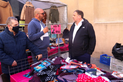 Oriol Junqueras hablando con paradistas del mercadet de la plaza Corsini de Tarragona.