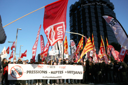 Treballadors de CaixaBank manifestant-se davant la seu operativa de l'entitat, a l'avinguda Diagonal de Barcelona.