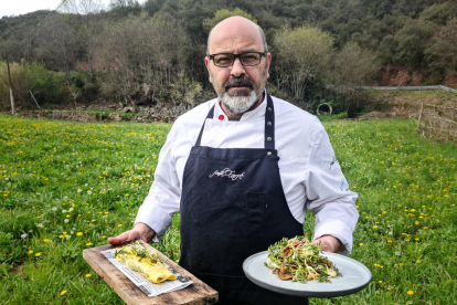 El cuiner Jaume Mora mosta dos plats elaborats amb xicoies (una amanida i una truita).