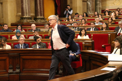 El diputat Matías Alonso (Cs) marxa de l'hemicicle després que la presidenta del Parlament, Laura Borràs, l'hagi expulsat.