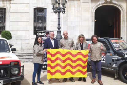 Els pilots a la plaça de la Font durant la rebuda per part de l'alcalde i la consellera d'Esports.