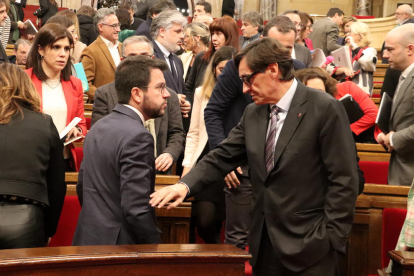 El líder del PSC, Salvador Illa, toca el brazo del presidente de la Generalitat, Pere Aragonès.