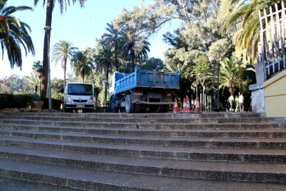 Camiones y material de obra sobre las escaleras de acceso del parque.