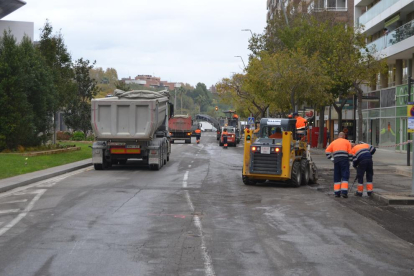 Operarios asfaltando la avenida Sant Jordi.