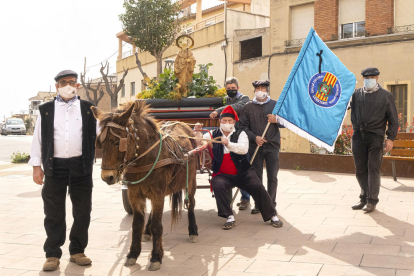Els membres de la comitiva portaven la bandera del Cercle Cultural, Recreatiu i Esportiu amb crespó negre com a homenatge a Josep Plana «Salin».