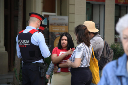 Imagen de la mujer con agentes de los Mossos d'Esquadra.