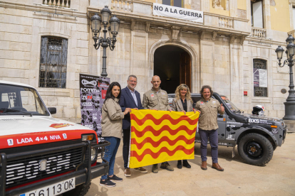 Els pilots Marcel Quirós i Artur Aragonès amb l'alcalde,Pau Ricomà, i la regidora Maria José López.