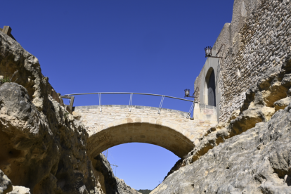 Pont sobre el fossar del castell del Catllar.