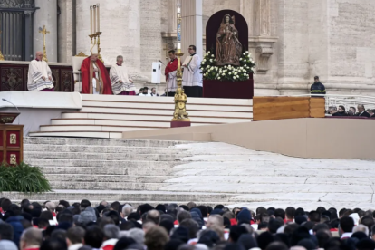 El papa Francesc al funeral per Benet XVI
