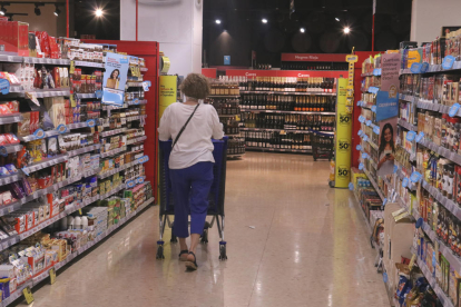 Una dona comprant en un supermercat de Barcelona.