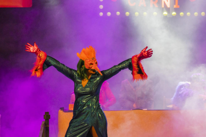 La Reina Carnestoltes inaugura oficialment el Carnaval a la plaça del Mercadal de Reus.