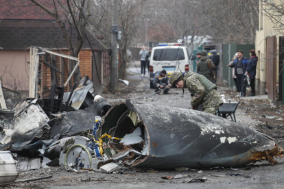 Restes d'un avió militar a Kíev.