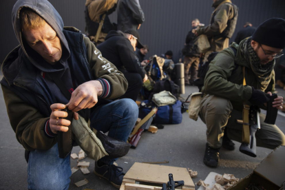 Ucranianos recibiendo armas para defender la ciudad de Kiev de las tropas rusas.
