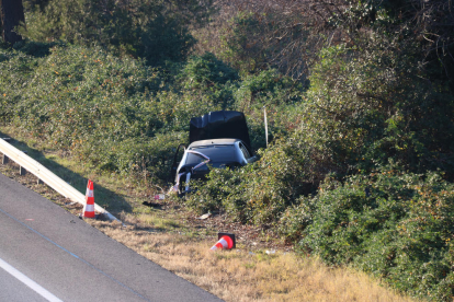 Imatge d'un vehicle accidentat i abandonat a l'AP-7 a l'altura de Gelida.