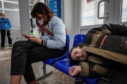 Refugiats de l'autoproclamada República Popular de Donetsk descansen en el centre d'allotjament temporal en Taganrog, regió de Rostov, a Rússia.