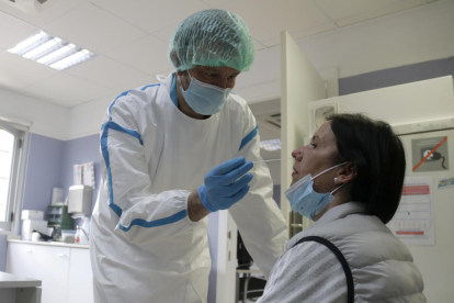 Un enfermero del CAP Maresme de Mataró hace una PCR a una paciente.