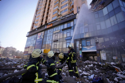 Uns bombers apaguen un incendi en un edifici residencial de l'avinguda Lobonovsky a Kiev.