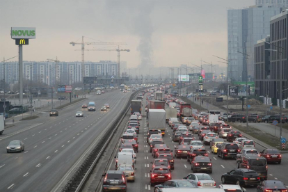 Milers de cotxes tracten d'abandonar Kiev en direcció a la frontera.