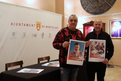 El regidor de Festes , Santi Porta; i el director d'Abril Producciones, Sergi Solís, ensenyant els cartells del certamen.