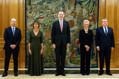 El rei Felip VI amb els quatre nous magistrats del TC: Juan Carlos Campo, Laura Díez, María Luisa Segoviano i César Tolosa.