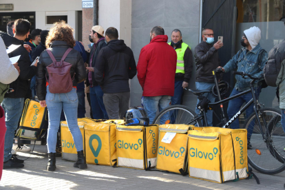 Un grupo de raiders de Glovo en la puerta de la sede de la compañía en Barcelona.