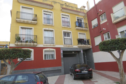 Imatge de l'edifici on s'ha produït el crim de Roquetas de Mar.