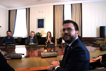 El presidente de la Generalitat, Pere Aragonès, con portavoces de los partidos espiados con Pegasus.