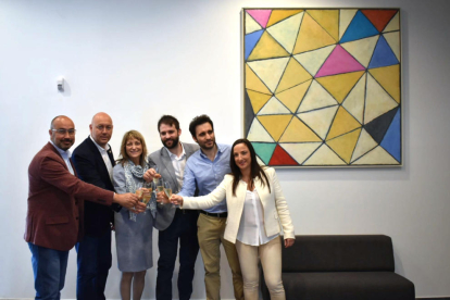 Foto de familia de las autoridades y amistades Miquel Paton en el homenaje que se ha hecho al pintor en la Ràpita.