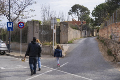 Una família passejant pel camí de la Pedra Estela, ahir a la tarda.