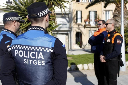 Imatge de dos agentes de la Policía Local de Sitges.