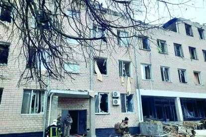 Imagen de un edificio de Kíev destrozado.