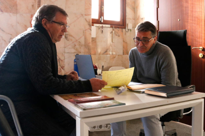 L'educador social Antero Castañeda i el psicòleg d'Egueiro al local de l'associació.