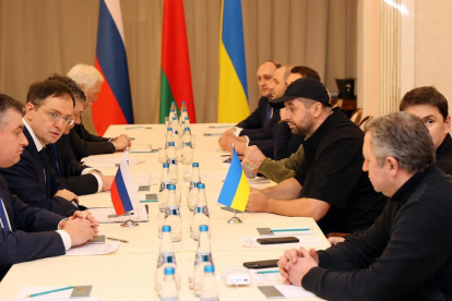 Imatge difossa de la reunió entre els dos països.