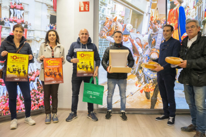 Òscar Peris, Tània Guasch i els representants dels forners de Valls a la presentació de la festivitat.