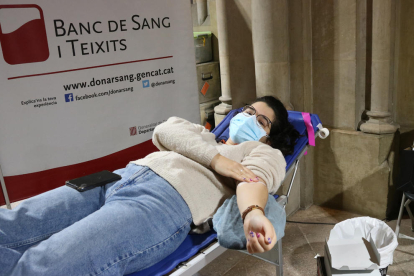 Una noia reposant després de donar sang.