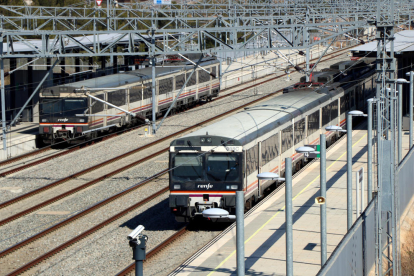 Dos trenes parados en la estación de tren de Hospitalet de l'Infant a raíz de una incidencia.