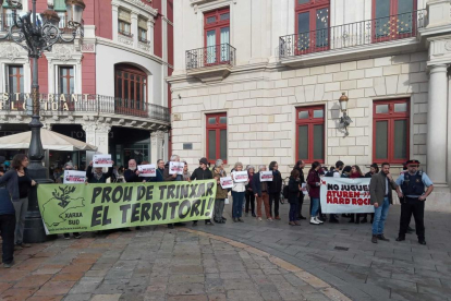 Diverses pancartes en contra del macrocomplex d'oci.