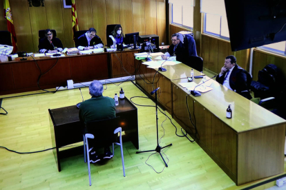 El acusado de espaldas declarando en el juicio que se celebra en la Audiencia de Tarragona.