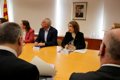 Reunión de la consellera de Justicia, Gemma Ubasart, con el delegado del Govern en Tarragona, Àngel Xifré, y agentes judiciales de la demarcación.