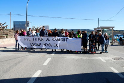 Familias de la escuela de Rocafort de Queralt cortan la T-230 para reclamar una nueva escuela.