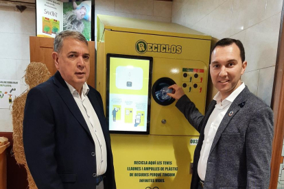 La màquina està situada davant la cafeteria.