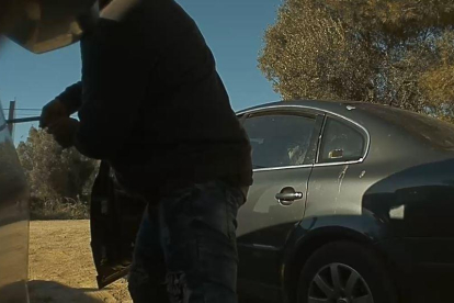 Imatge de la càmera de vigilància del cotxe amb l'individu comentent el robatori.