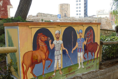 Dos aurigues a la capçalera del circ romà pintades per l'artista Hugo