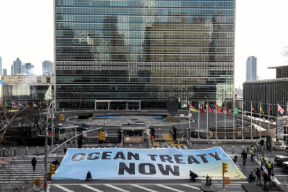 Pancarta a l'exterior de la Seu de l'ONU